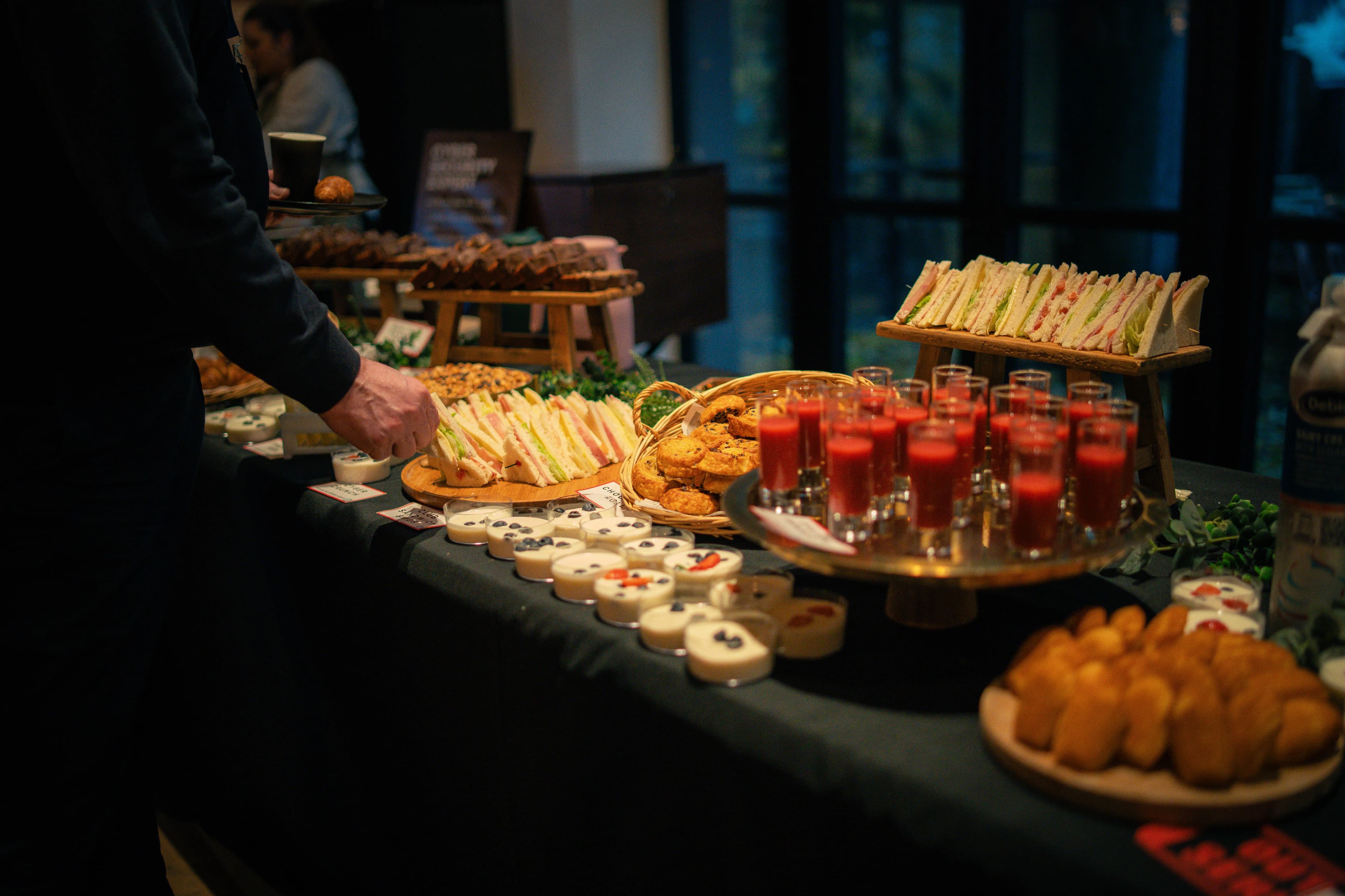 Lunch buffet overzicht met sandwiches en shots - business event catering ConXion