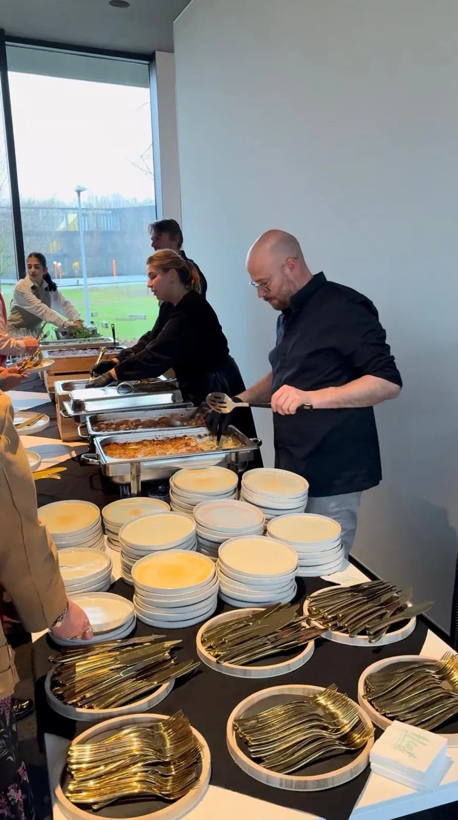 Warm buffet met bediening en team - nieuwjaarslunch catering Leiedal