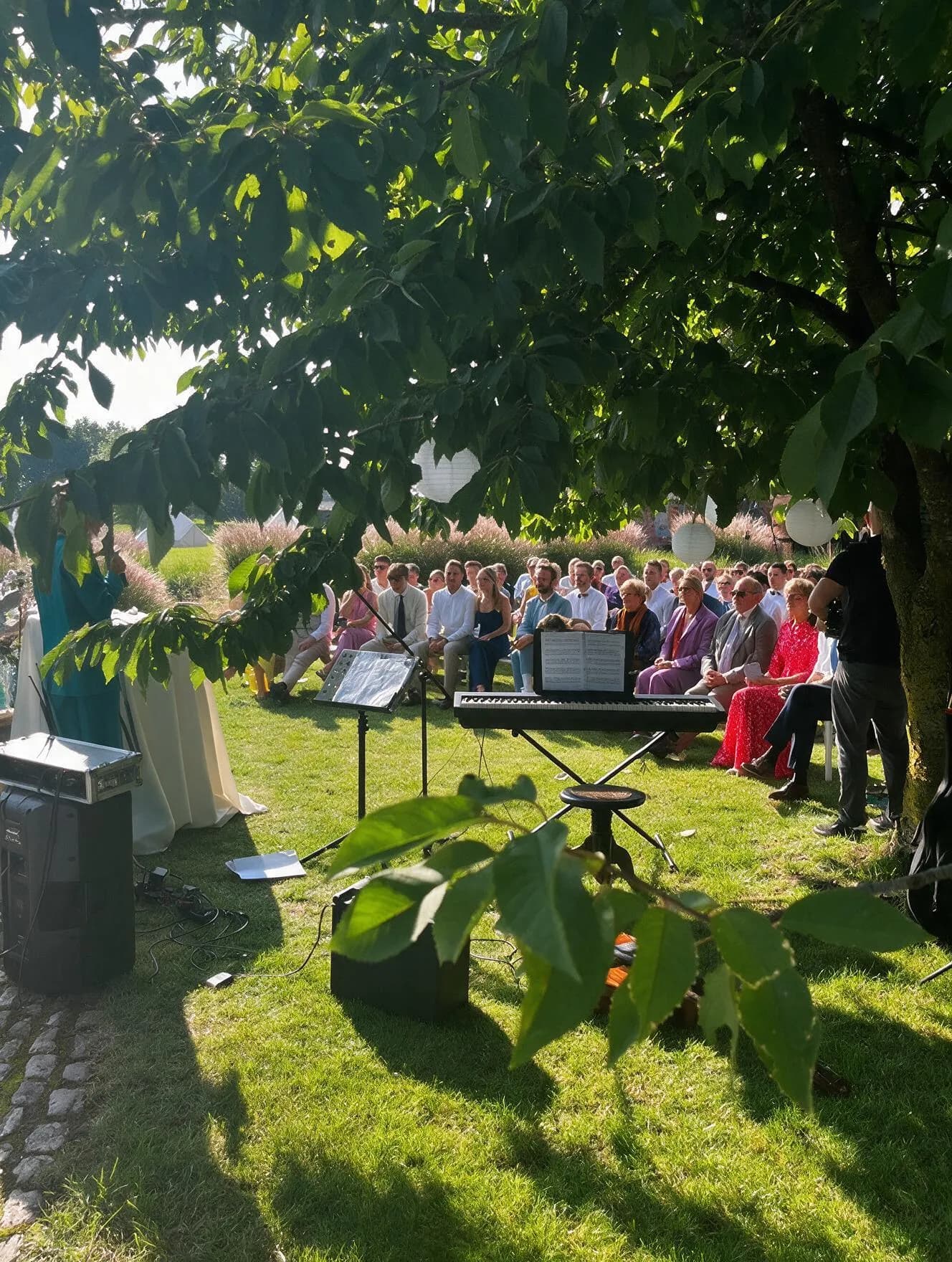 Ceremonie met piano in de avondzon op Speghelhof